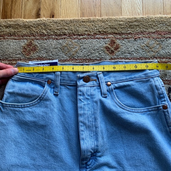 Wrangler jeans 11x32. Sized on small size. I usually wear a size 6 and these fit - Picture 7 of 7